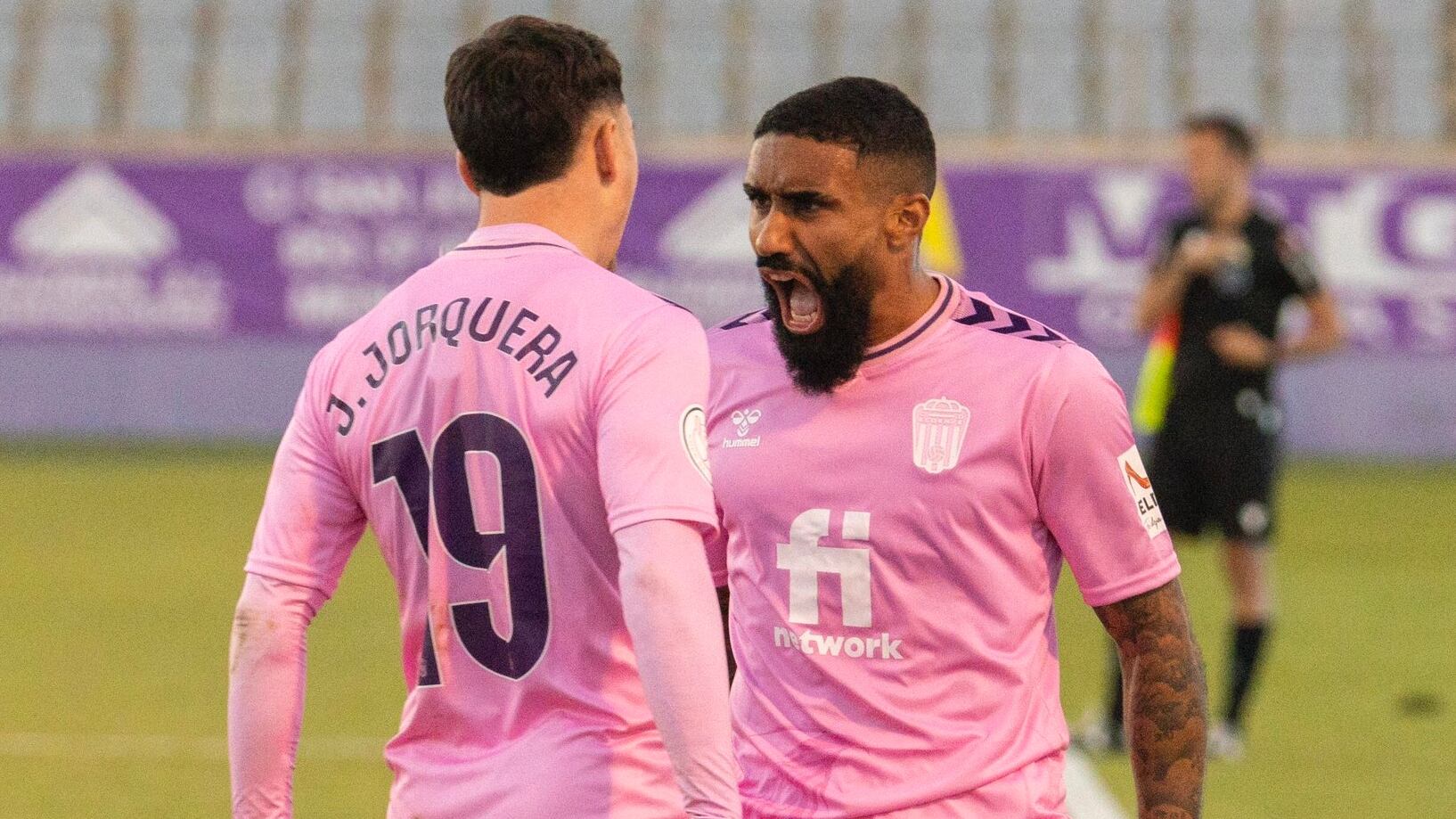 Darick Poloni celebra con Joel Jorquera el gol del empate a dos