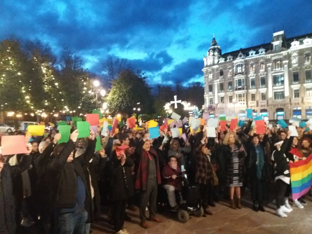 Los concentrados portan copias del manifiesto impresas en papeles con los colores del arcoíris