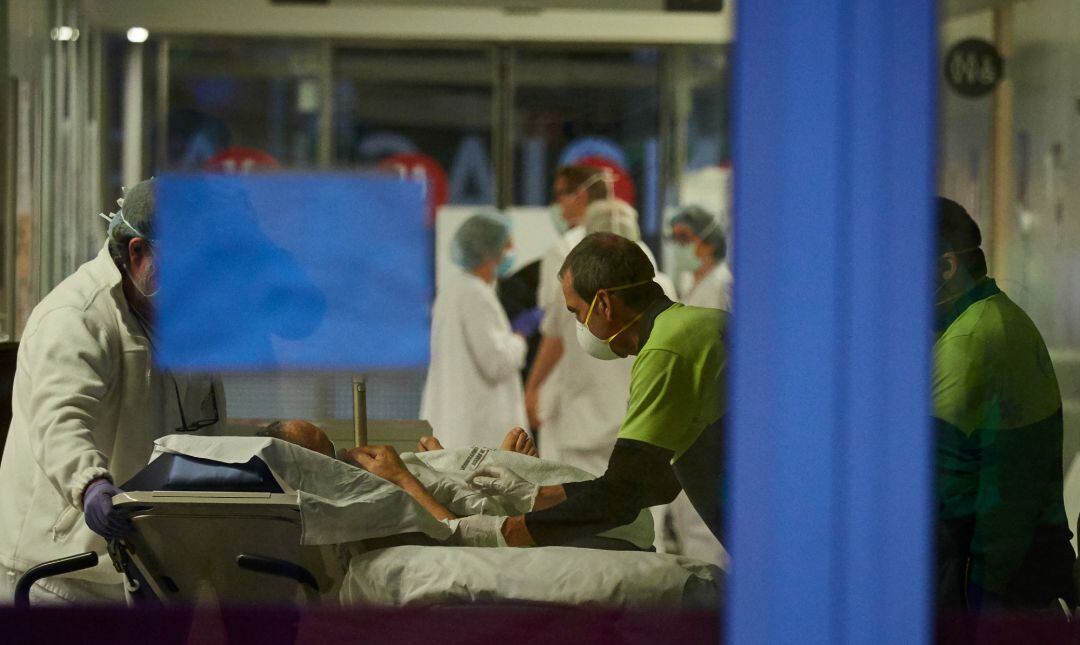 La presión asistencial disminuye aunque el número de muertos sigue aumentando