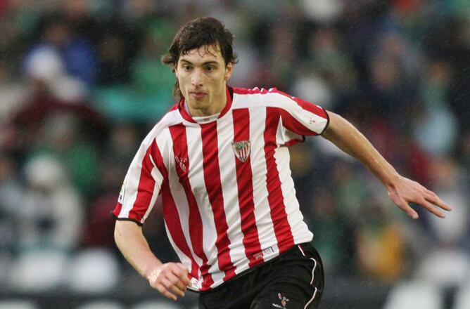 En una imagen de archivo, el central del Athletic club, Fernando Amorebieta, disputa un partido de Liga