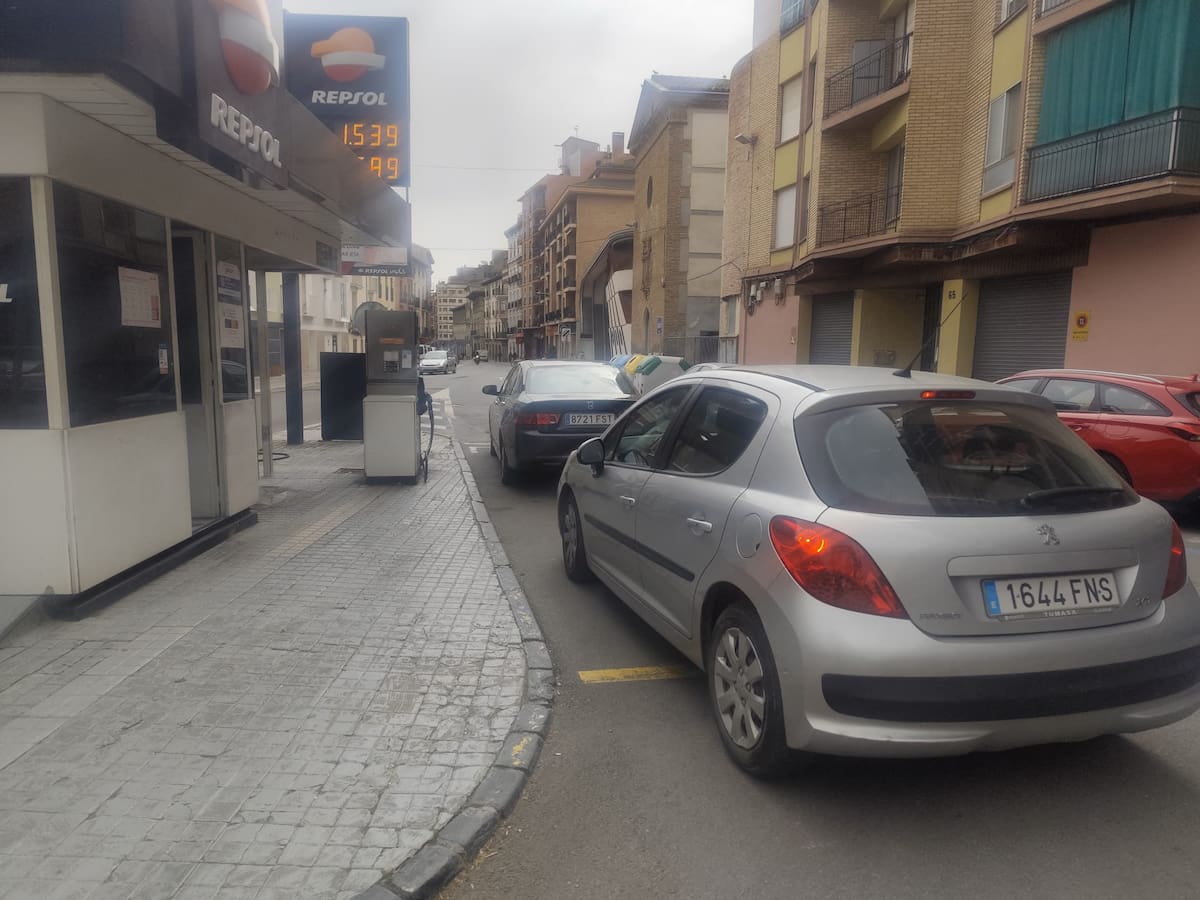 Colas de coches en las gasolineras ante la más que previsible subida del precio de los carburantes