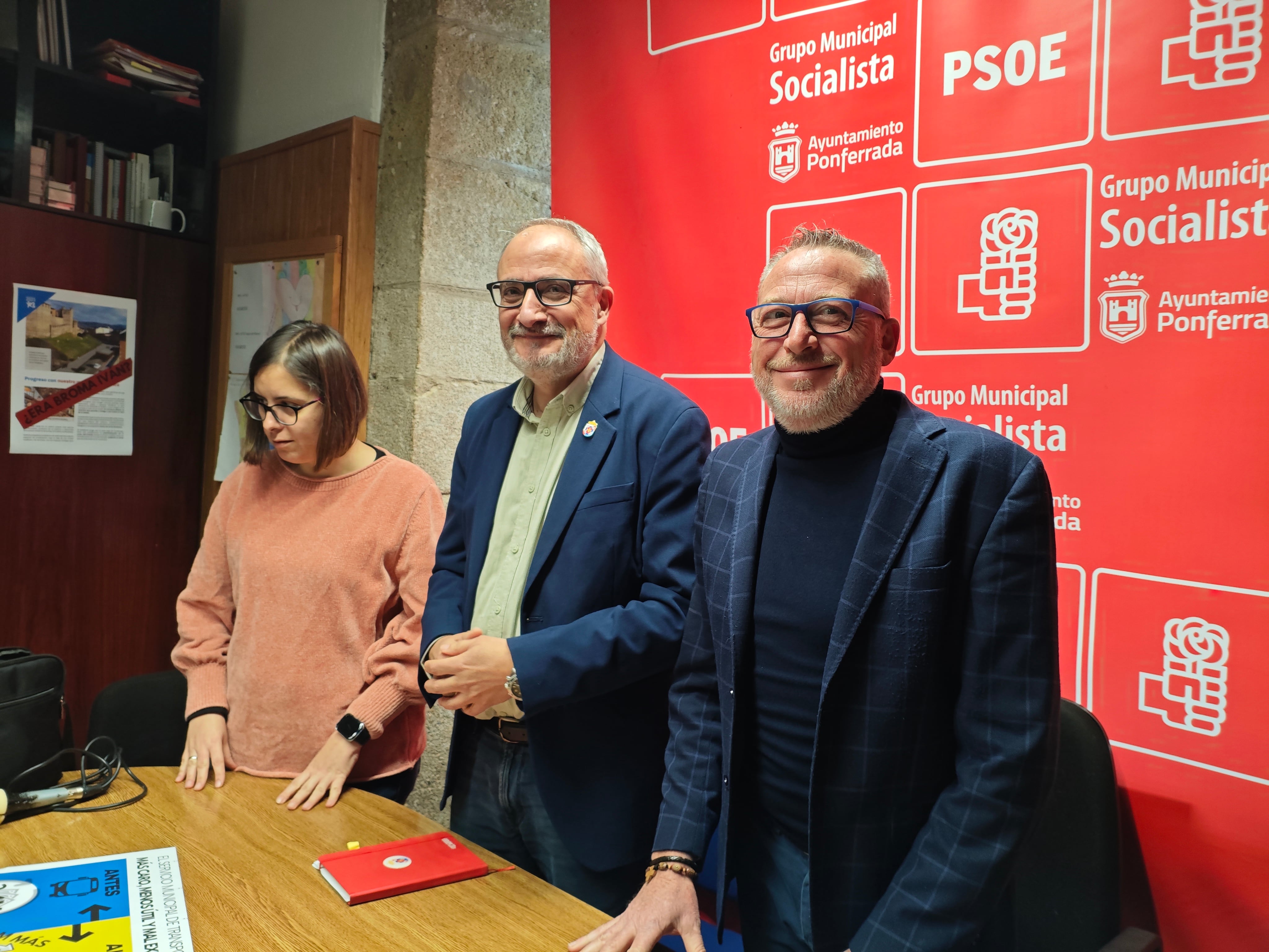 El exconcejal de Transportes, José Antonio Cartón junto al portavoz del PSOE, Olegario Ramon y la concejala Silvia Blanco