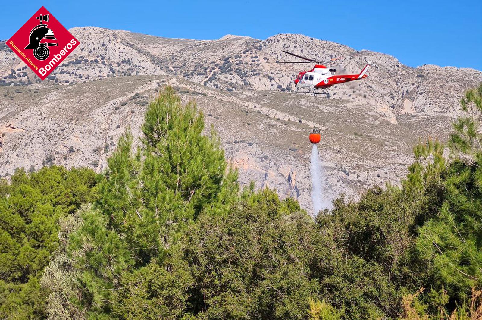 Un medio aéreo de los bomberos trabaja sobre el incendio entre Benifato y Beniardà