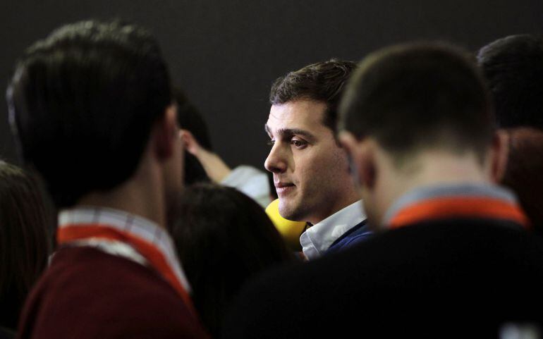 El líder de Ciudadanos, Albert Rivera, atiende a los medios tras su intervención ante el Consejo General.