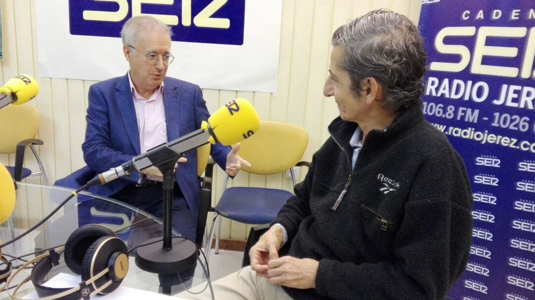 Ramón Clavijo, director de la Biblioteca Municipal, junto a Rafael Benítez, usuario habitual