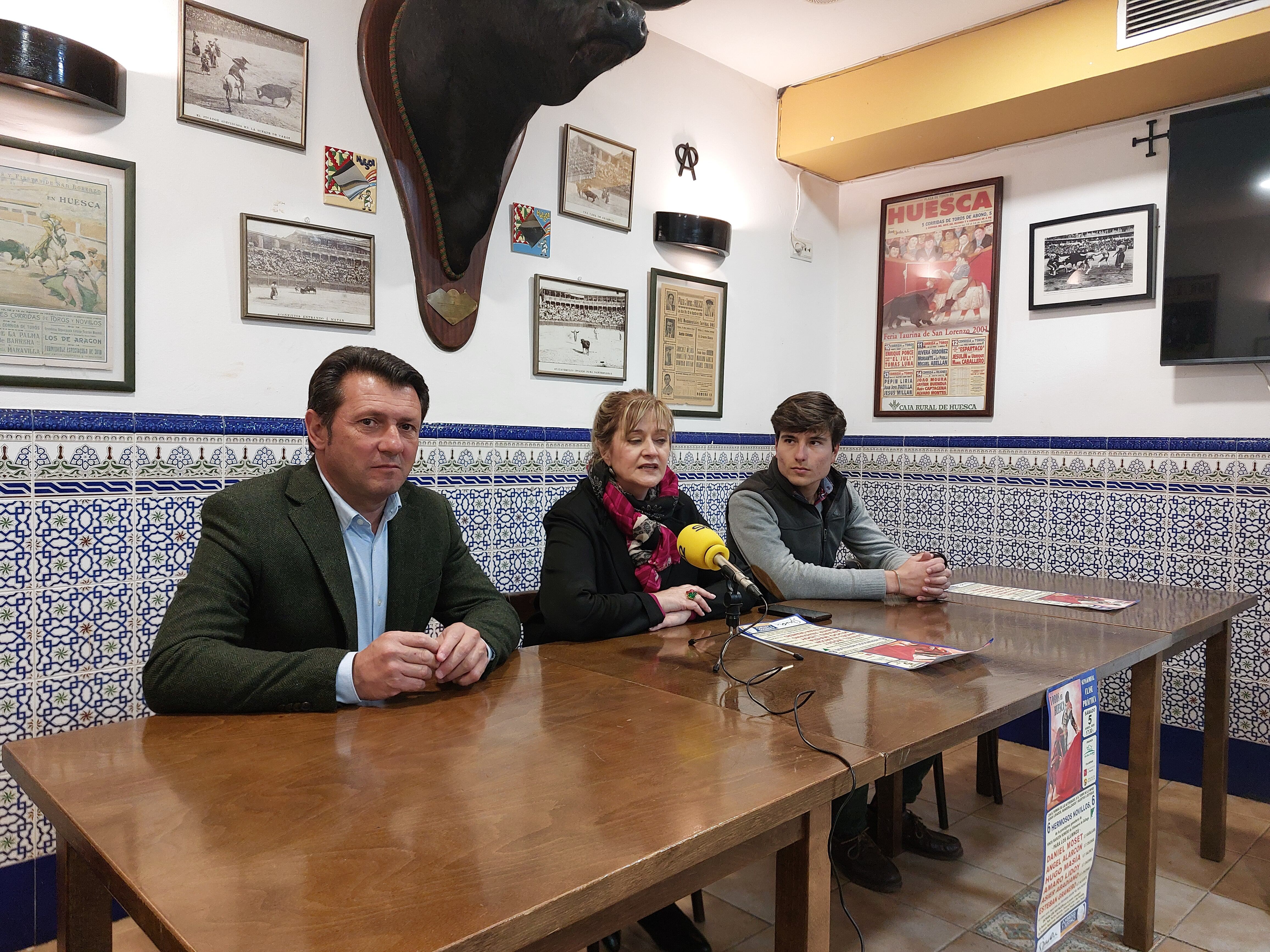 El Molinero, Gloria Ruiz e Ignacio Boné en la presentación de la cláse práctica que se realiza en Huesca