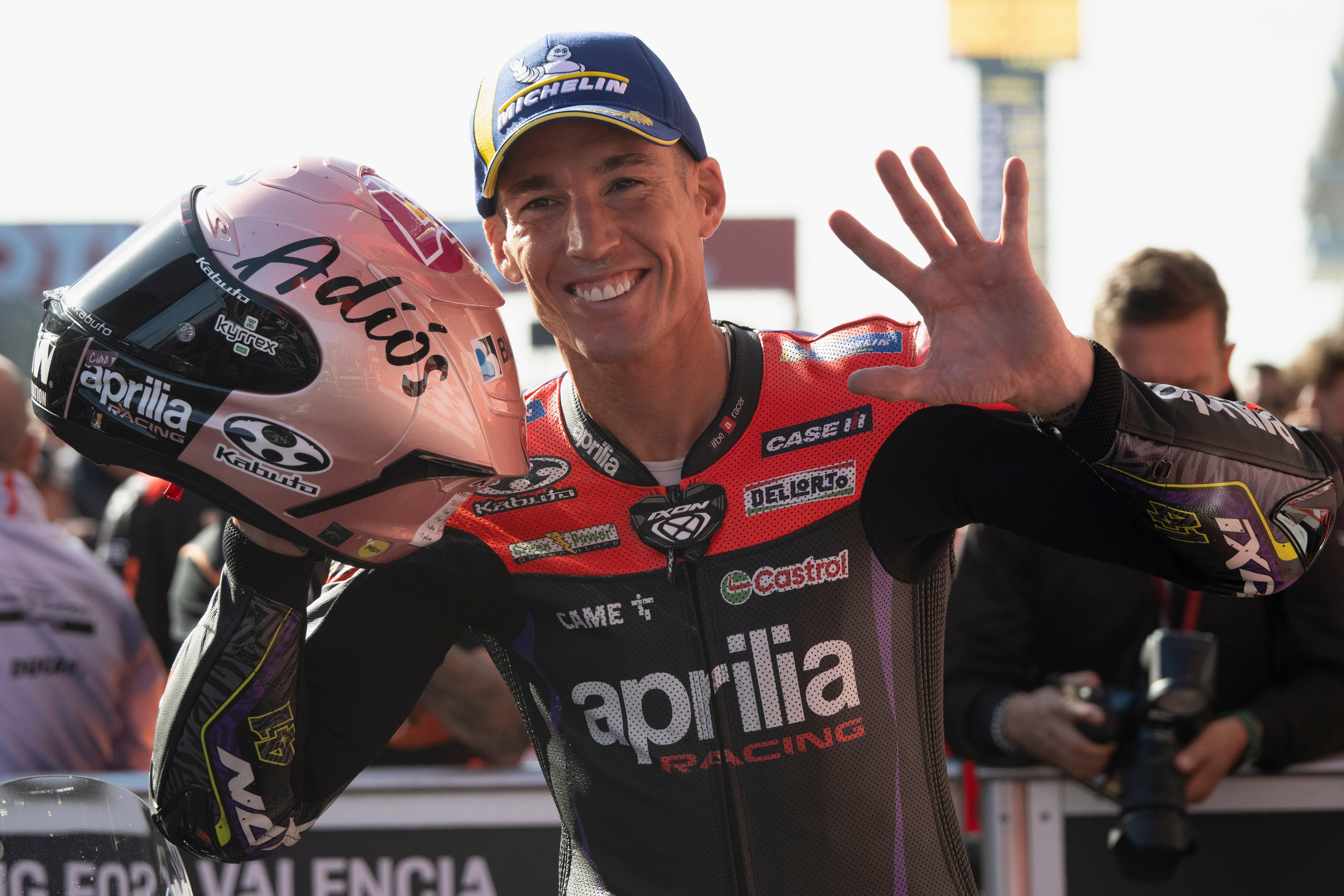 Aleix Espargaró posa con su casco especial para su última carrera en Moto GP