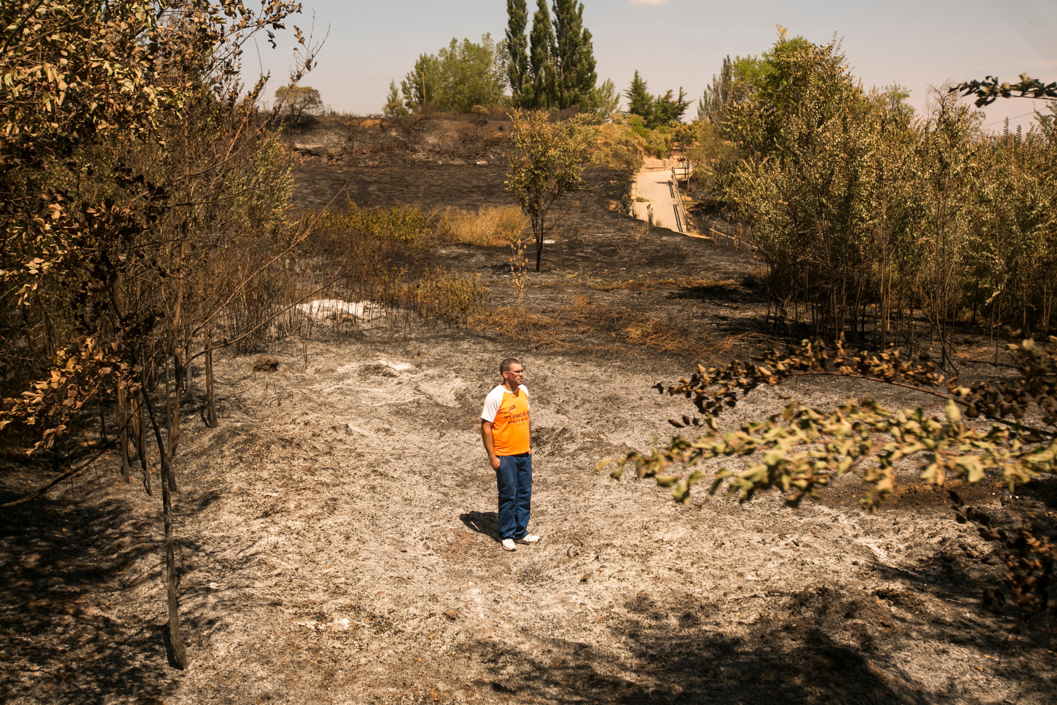 Víctor Peralta, vecino de Añón de Moncayo, fue uno de los primeros en actuar el pasado 13 de agosto cuando en su localidad, a las faldas del Parque Natural del Moncayo, se originó un incendio que ha provocado un sentimiento &quot;desolador y de mucha tristeza&quot; al haber arrasado con más de 6.000 hectáreas (EFE/ TONI GALÁN).