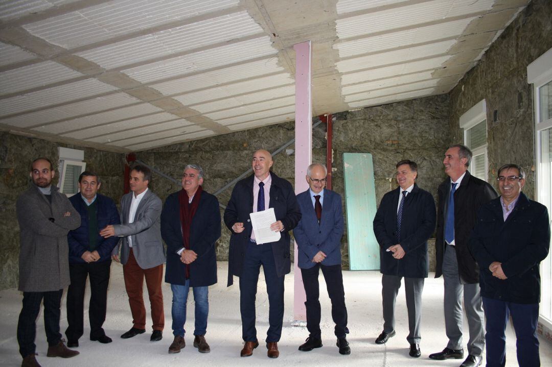 Autoridades presentes en la inauguración del consultorio médico local de San Cristóbal de Segovia