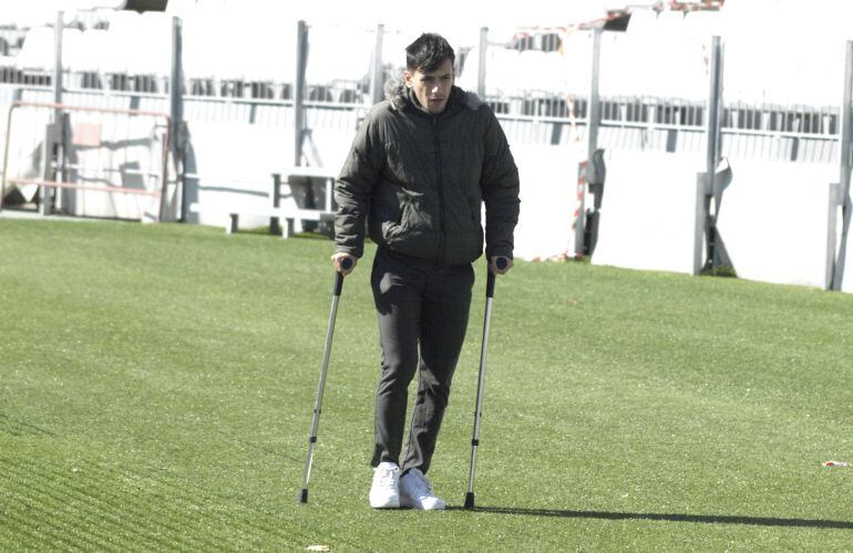 Gaspar ha llegado con muletas al entrenamiento.