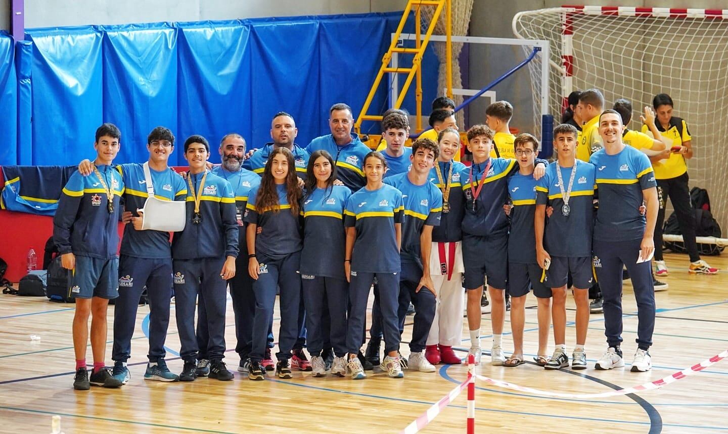 La expedición del club Suhari de Tías con las medallas conseguidas.