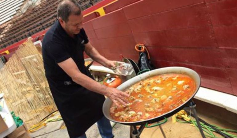 Cuquerella, cocinando una paella valenciana en la Fira