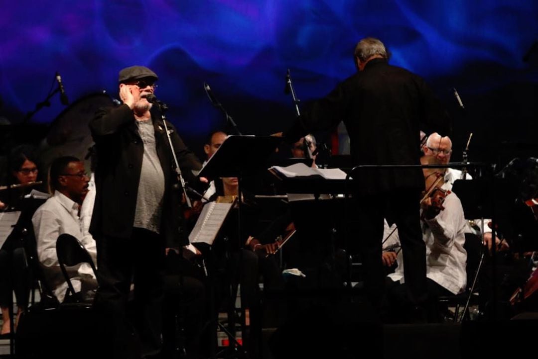 Silvio Rodríguez junto a la Orquesta Nacional de Cuba durante el concierto de Úbeda