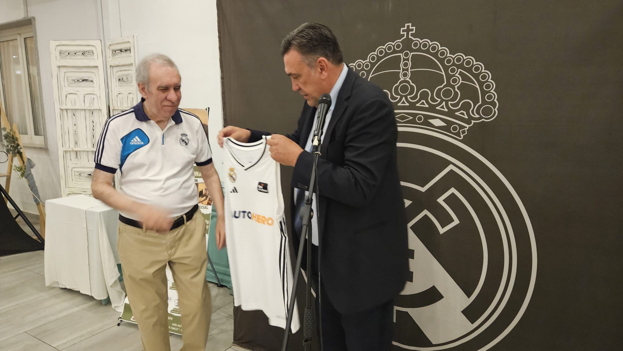 Biriukov entrega una camiseta de la sección de baloncesto el presidente de la Peña Madridista &#039;La Afición de Jódar&#039;, José Sánchez