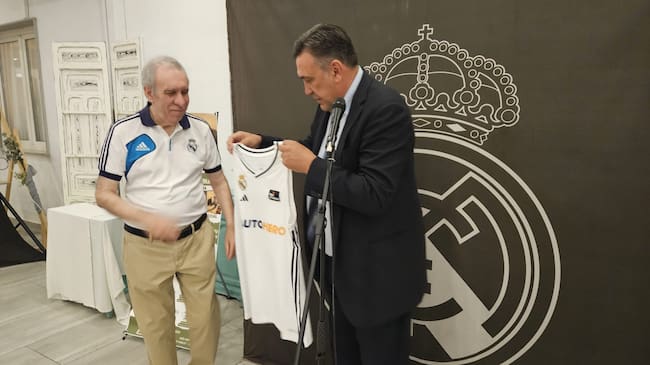 Biriukov entrega una camiseta de la sección de baloncesto el presidente de la Peña Madridista 'La Afición de Jódar', José Sánchez