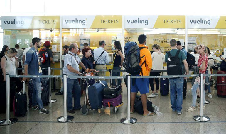 Colas para presentar reclamaciones a Vueling, en la Terminal 1 del Aeropuerto de El Prat, en Barcelona. 