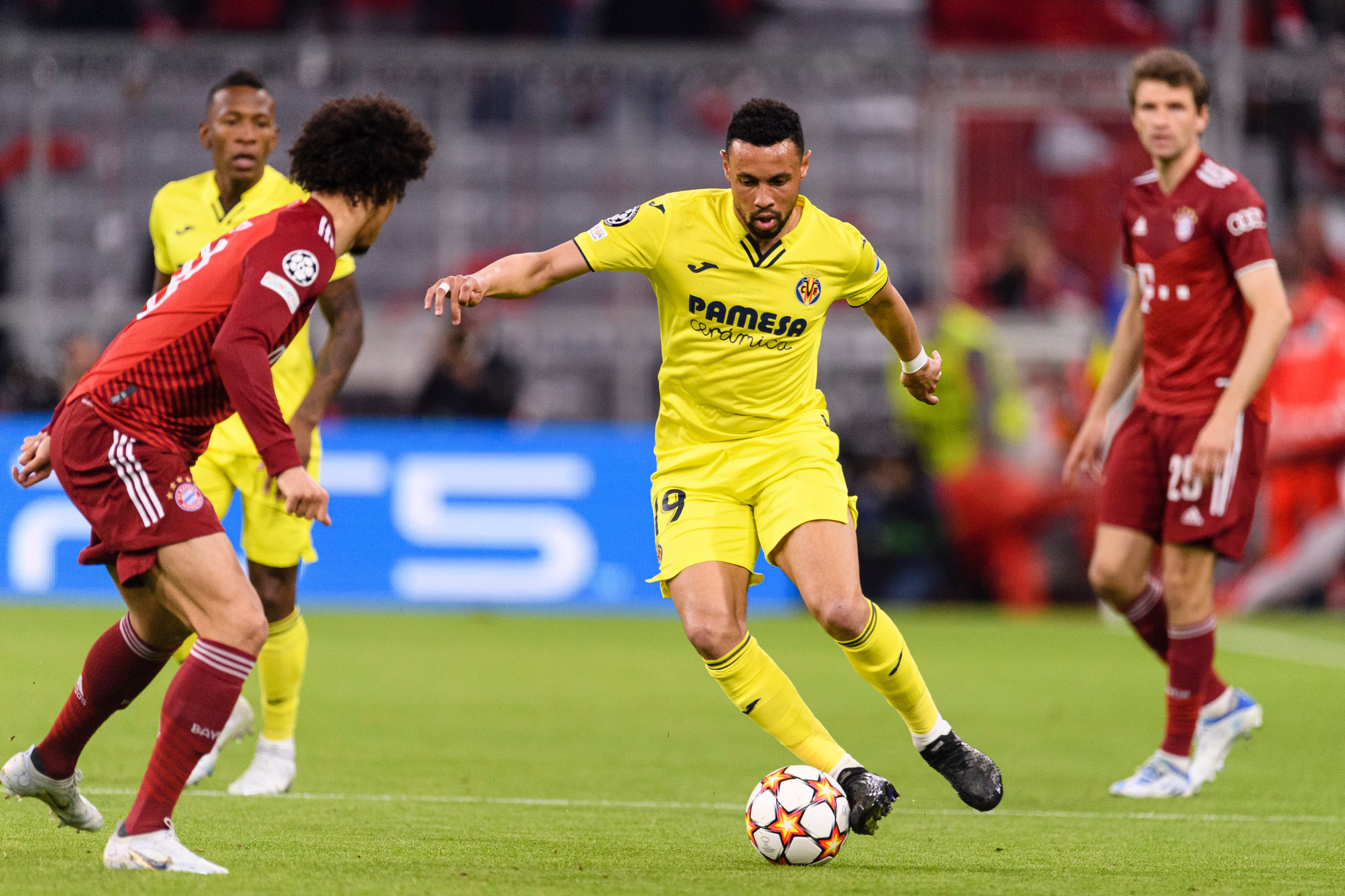 Coquelin controla el esférico frente a la presión de Sané (Photo by Marcio Machado/Eurasia Sport Images/Getty Images)