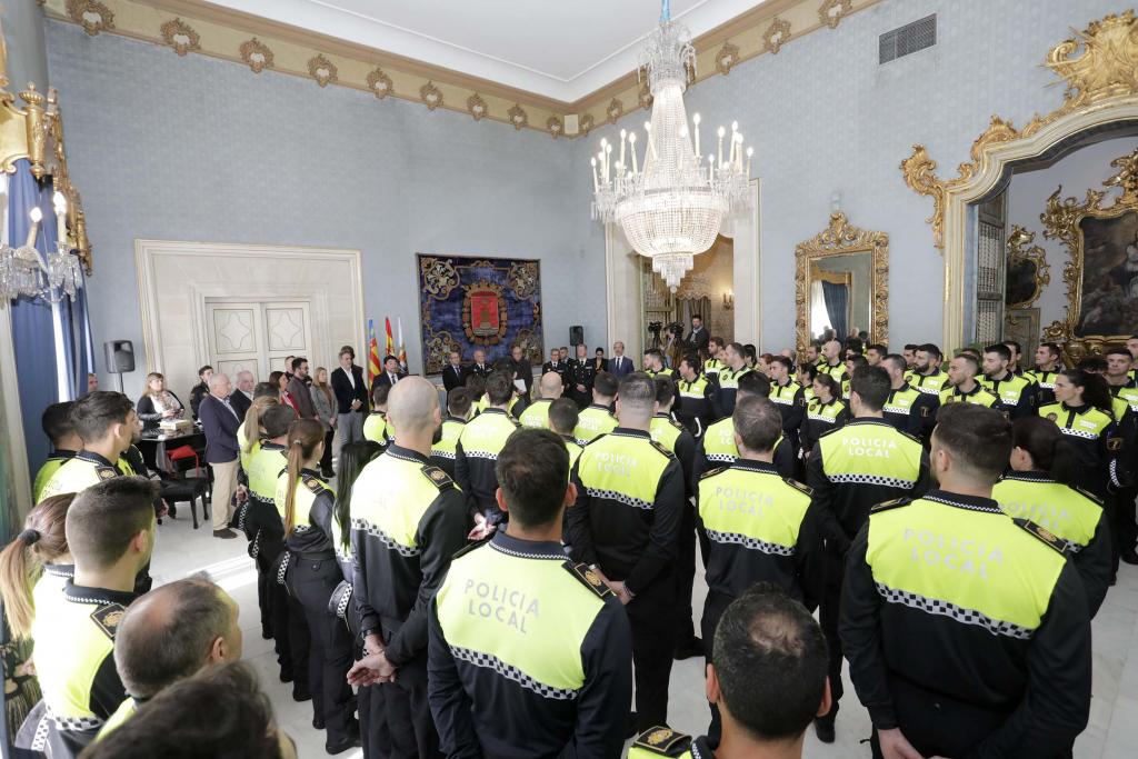 Imagen de archivo del nombramiento de agentes de la Policía Local en el Salón Azul del Ayuntamiento de Alicante