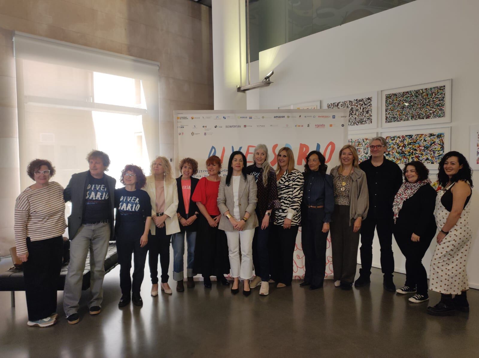 Foto de familia previa al acto inaugural en la sede de la DPH.