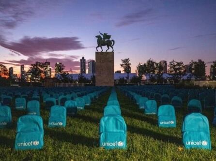 3.758 mochilas para recordar a los niños asesinados durante la guerra.