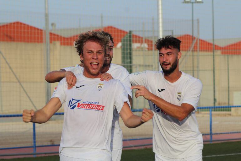 Jaime Bugatto celebrando su primer gol ante el Cabecense en Bornos 