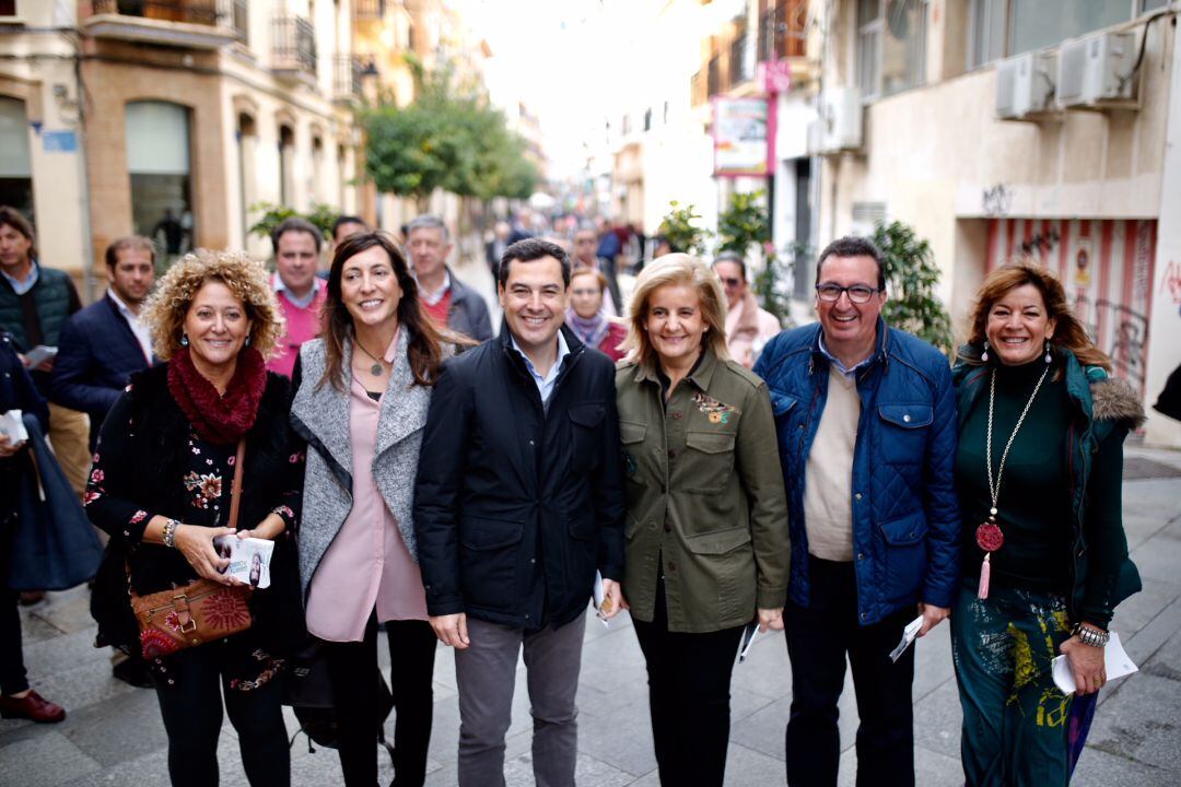 Juan Manuel Moreno flanqueado por Loles López (izq) y Fátima Báñez(derecha) en Huelva