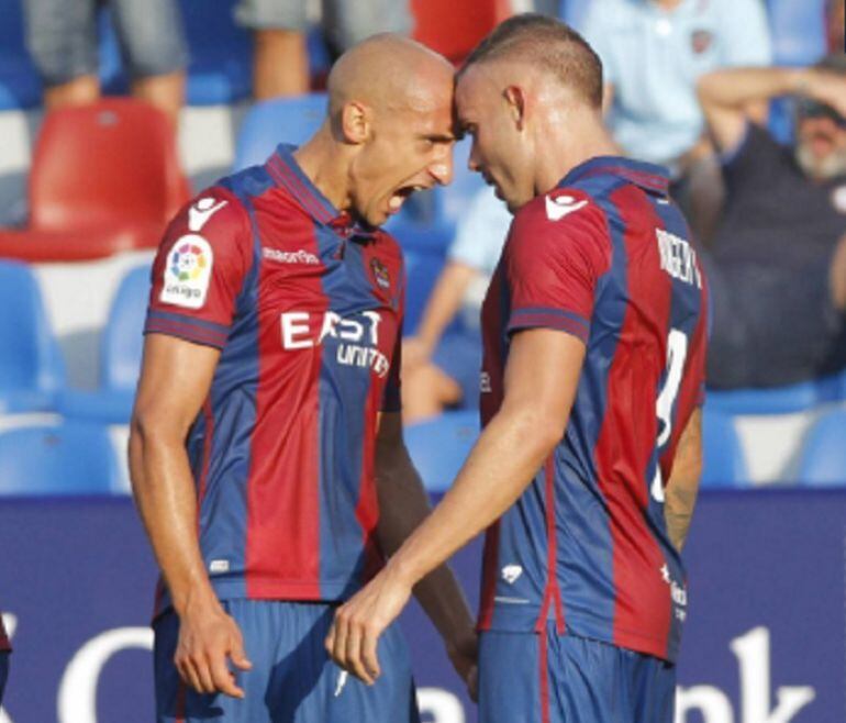 Natxo y Roger celebran el gol ante el Valladolid