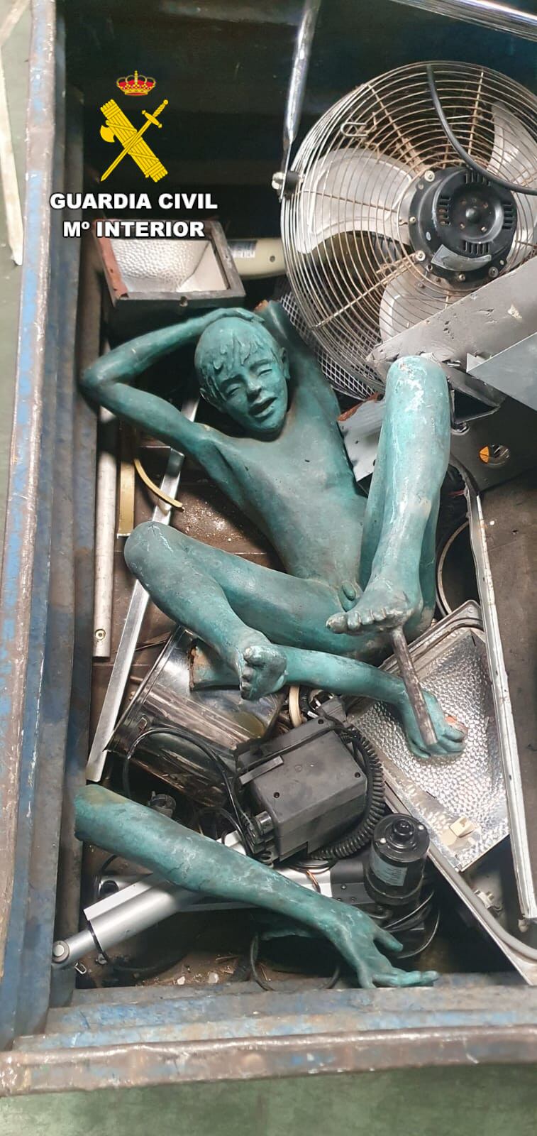 Detenidas tres personas por el robo de tres estatuas del artista Manuel Boix de una fuente Albalat de la Ribera