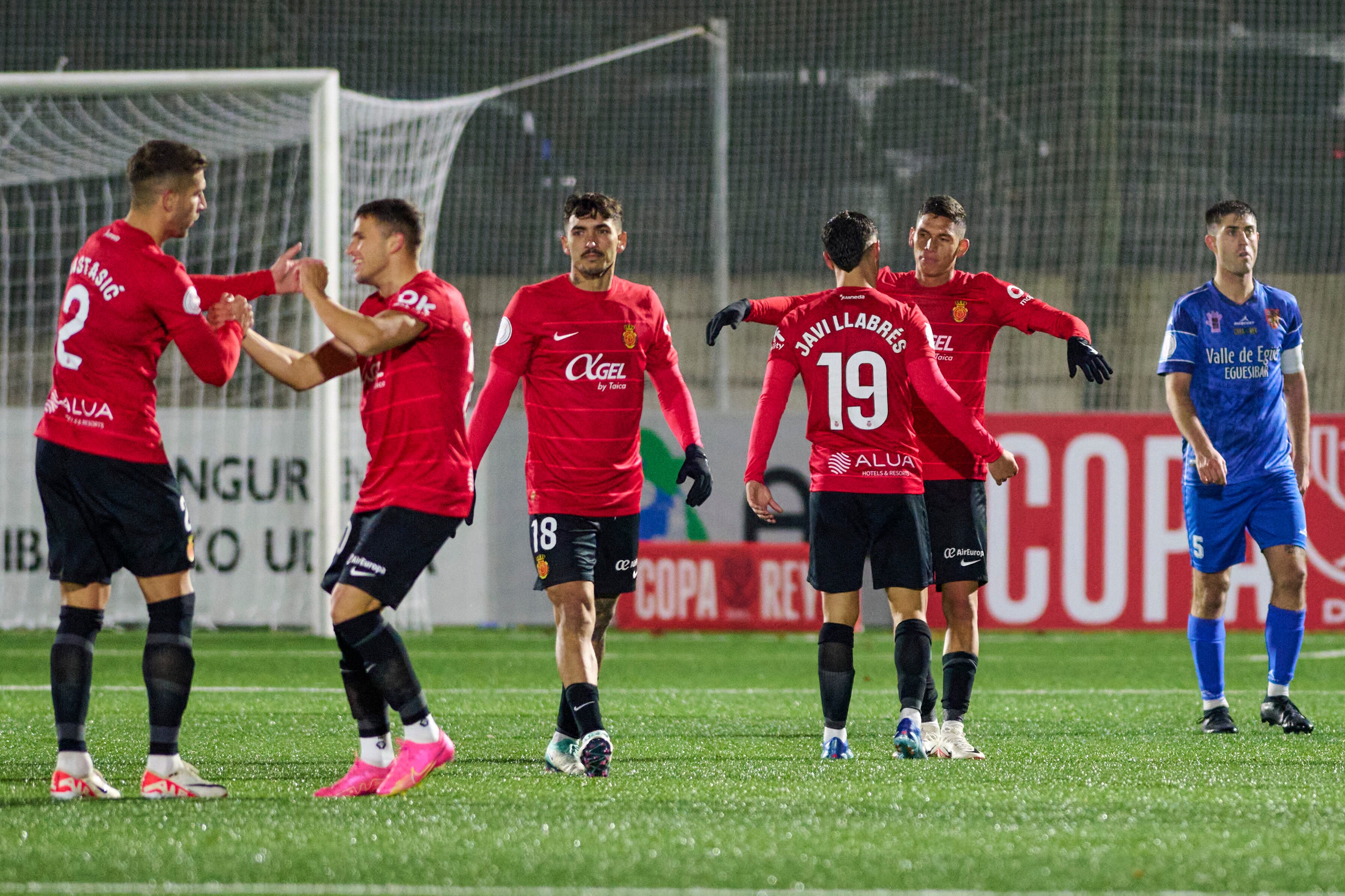 MUTILVA (NAVARRA), 06/12/2023.- Los jugadores del Mallorca celebran el tercer gol del equipo, conseguido por Javier Llabrés (3d), durante el encuentro de segunda ronda de la Copa del Rey entre el CD Valle de Egüés y el RCD Mallorca, este miércoles en el estadio de Mutilva, en Navarra. EFE/ Iñaki Porto
