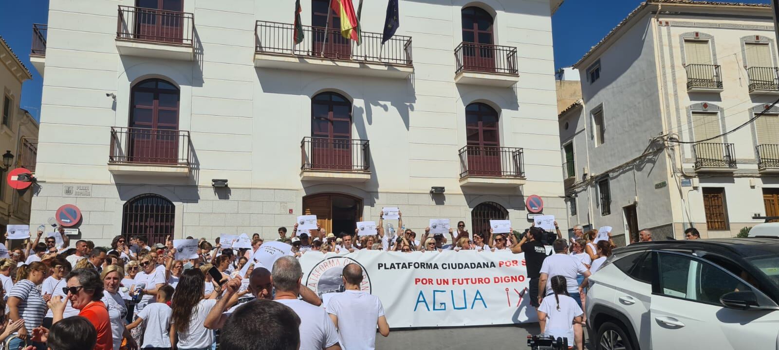 Vecinos de Solera ante el Ayuntamiento de Huelma