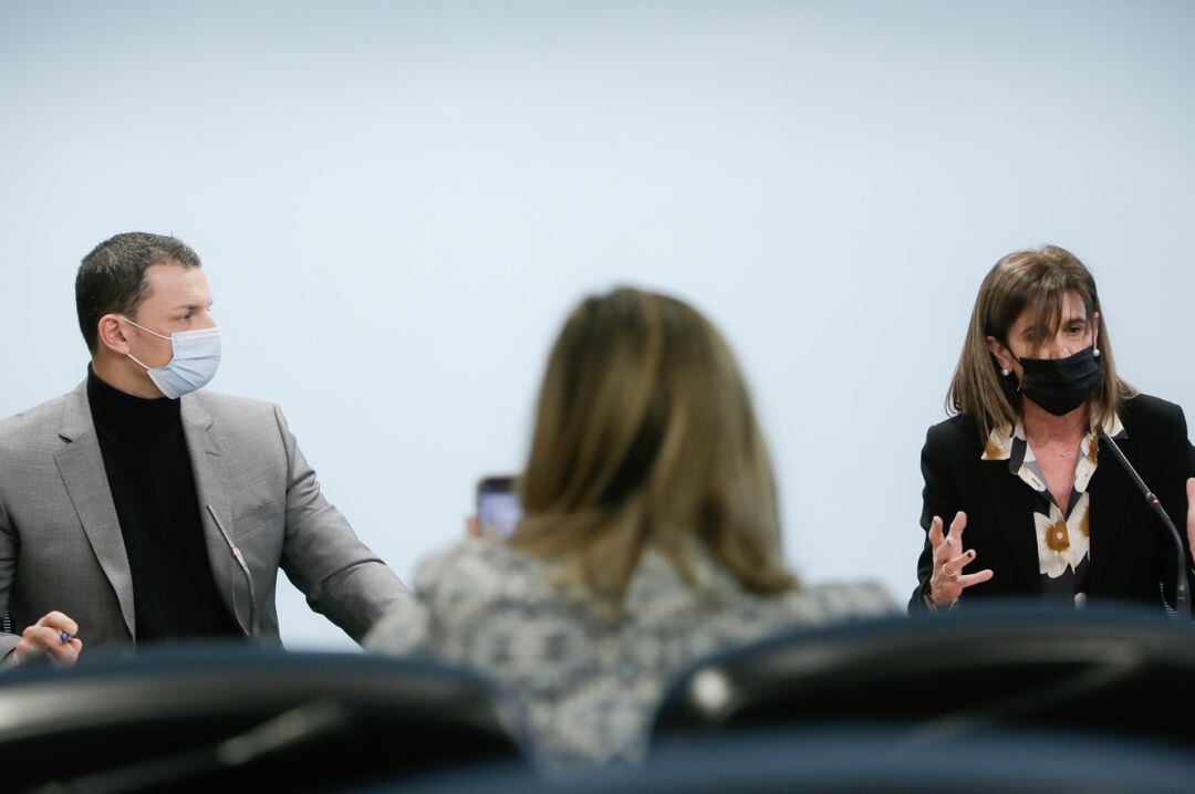 El ministre de Presidència, Economia i Empresa, Jordi Gallardo, i la ministra d'Educació i Ensenyament Superior, Ester Vilarrubla, durant la presentació del projecte de llei. 
 