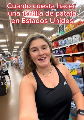 Una joven se sorprende del precio del aceite en Estados Unidos mientras hace la compra.