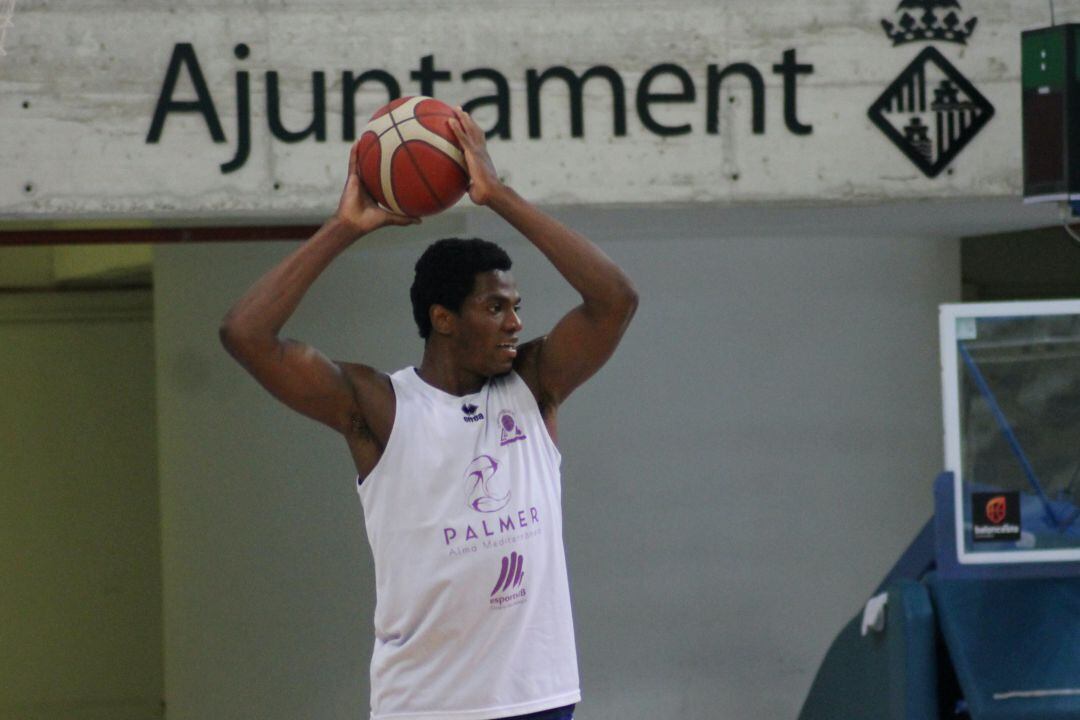 Joel Kanyinda entrenando en Son Moix.