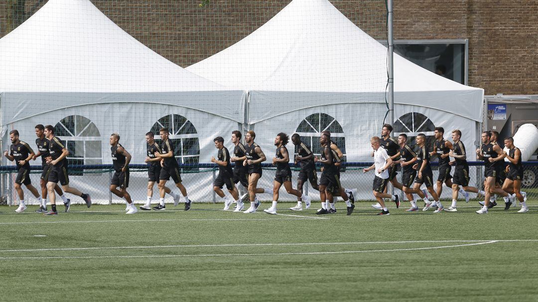 La plantilla del Real Madrid se ejercita en Montreal.