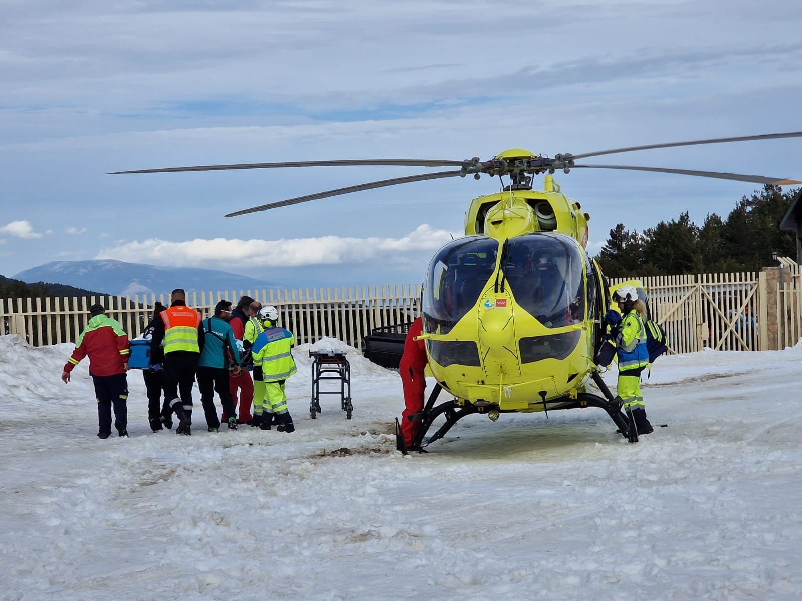 Helicóptero del SUMMA 112 en un rescate  de montaña en la sierra norte de Madrid