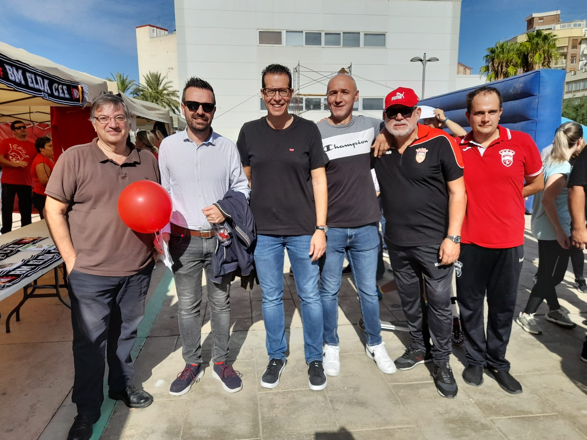 El alcalde y el edil de Deportes de Elda han visitado la Feria del Deporte Eldense