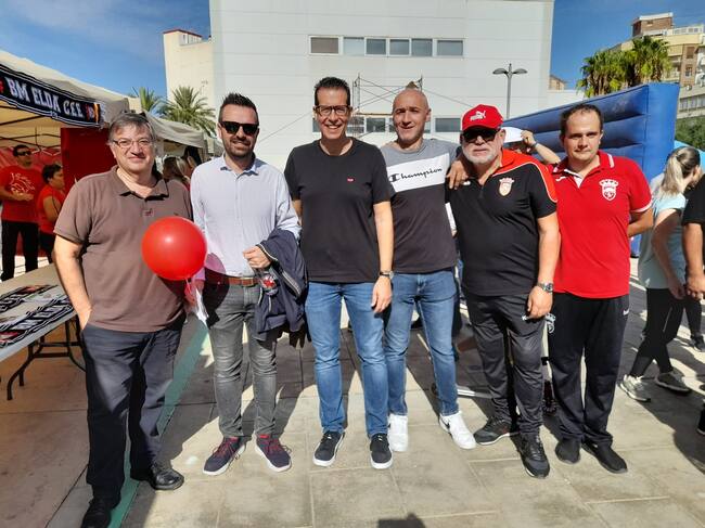 El alcalde y el edil de Deportes de Elda han visitado la Feria del Deporte Eldense