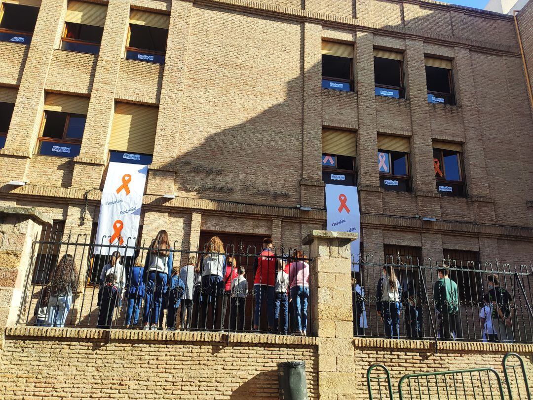 Acto, en las puertas del Sagrado Corazón de Linares, donde se han guardado dos minutos de silencio esta mañana.