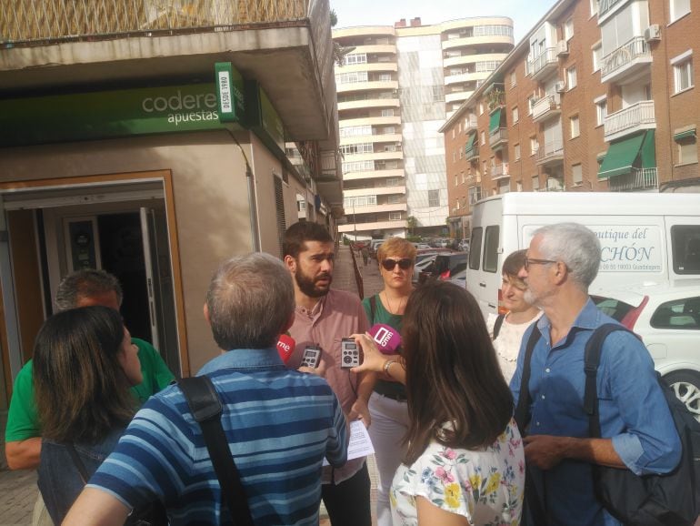 José Morales atendiendo a los medios de comunicación