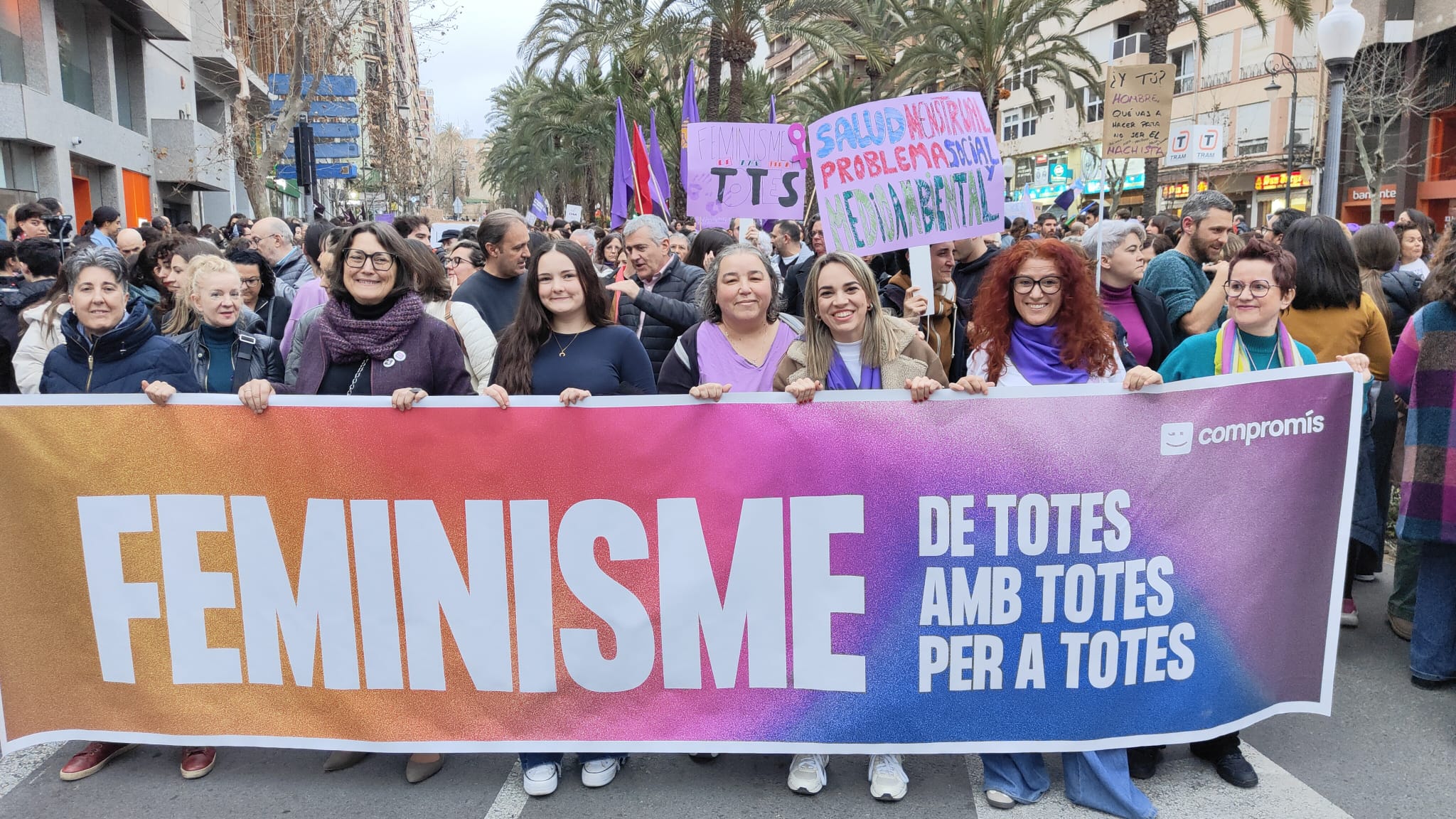 Miembros de Compromís en la manifestación del 8M en Alicante