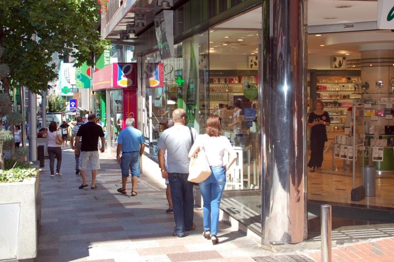 Turistes passejant per l'avinguda Carlemany.