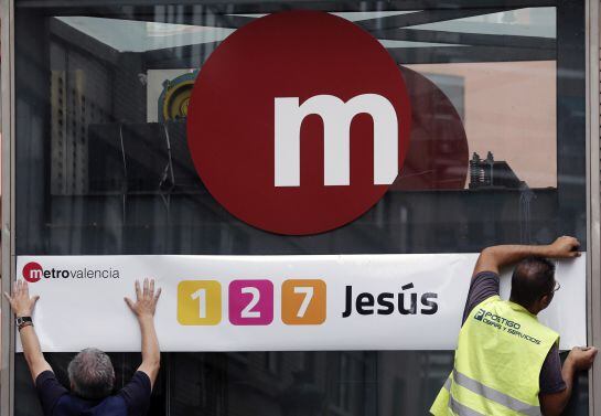 GRA157 VALENCIA, 30/06/2016.-Trabajadores de FGV trabajan ya en la retirada de los antiguos carteles de la estación de metro de Joaquín Sorolla- Jesús, en la que se produjo el accidente de metro del 3 de julio de 2006 y que produjo 43 muertos y 47 heridos