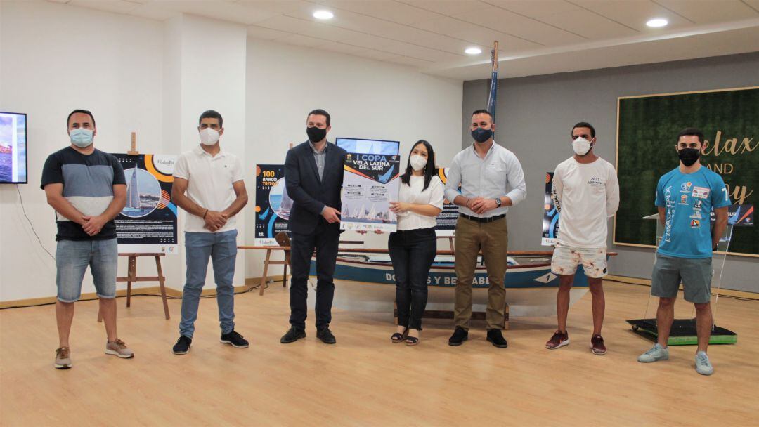 Patrones de los 4 barquillos de Playa Blanca con el alcalde de Yaiza, Óscar Noda, y el concejal de Deportes, Ángel Lago.