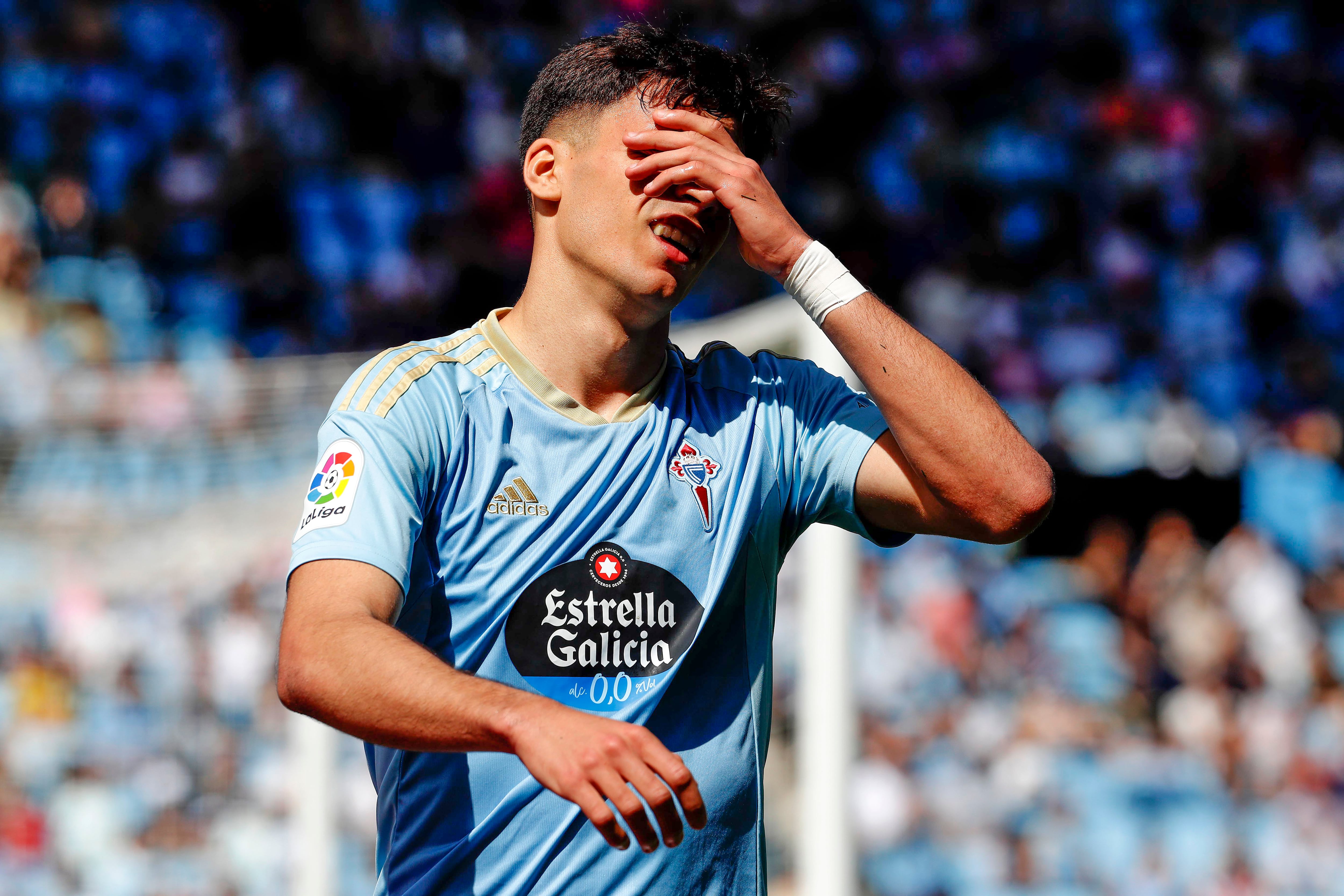 VIGO, 02/04/2023.- El centrocampista del Celta de Vigo Veiga se lamenta durante el partido de Liga celebrado ante el Almería este domingo en el estadio Balaidos de Vigo. EFE / Salvador Sas
