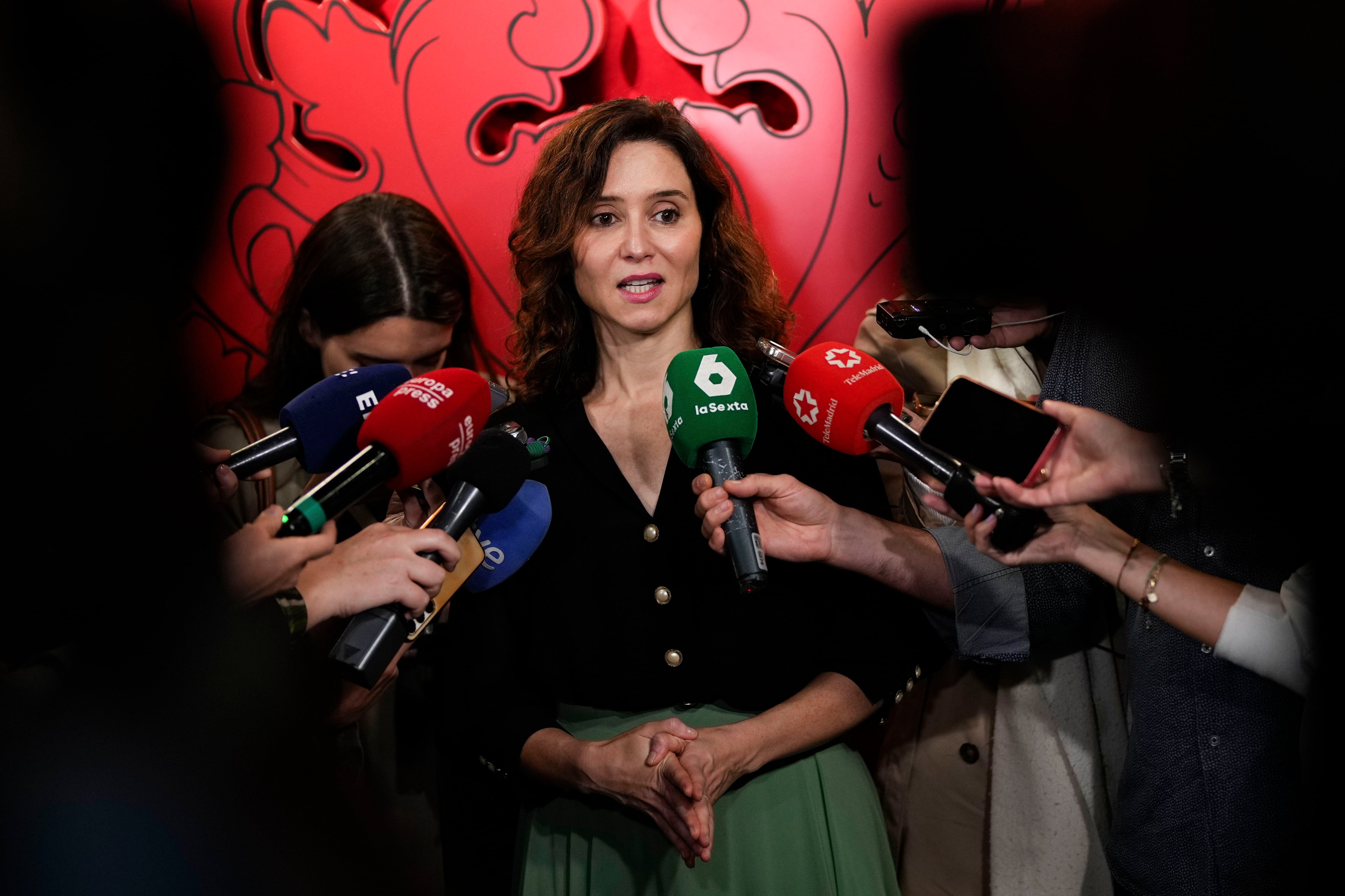 La presidenta de la Comunidad de Madrid, Isabel Díaz Ayuso, atiende a los medios durante la inauguración de la muestra &#039;Lorenzo Caprile&#039;, un viaje por los vestidos más icónicos del modista, este martes, en la Sala Canal de Isabel II en Madrid.