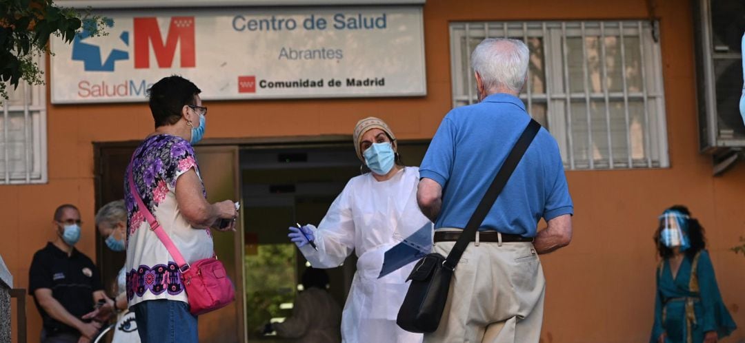 Varias personas esperan su turno para las pruebas aleatorias de PCR en el Centro de Salud Abrantes en el distrito de Carabanchel en Madrid, este martes.