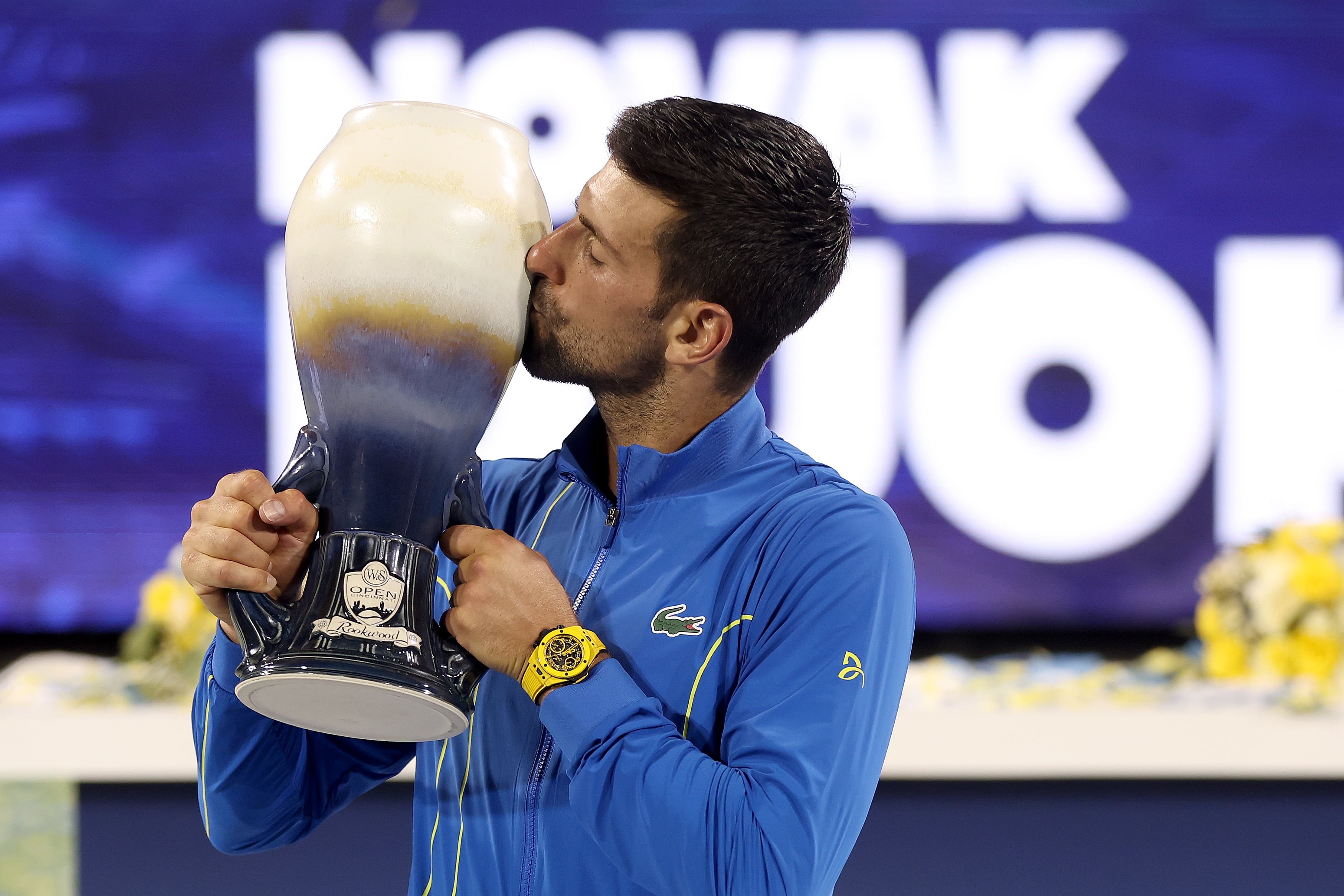 Djokovic besa el título logrado en Cincinnati tras vencer a Alcaraz en tres sets. (Photo by Matthew Stockman/Getty Images)