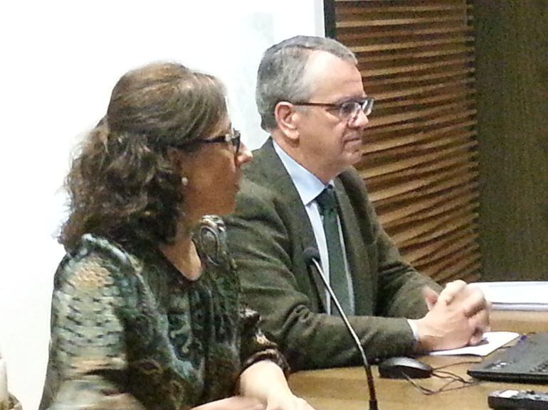 La Consejera de Infranestructuras Belén Fernández y el Director General de Calidad Ambiental, Manuel Gutiérrez en la presentación a los alcaldes de las alternativas a la incineración.