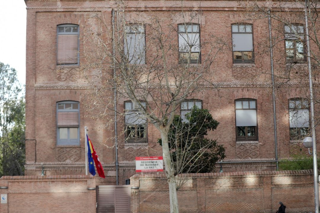 Fachada y entrada de la residencia de ancianos de Madrid donde se han confirmado contagios de coronavirus en residentes y personal sanitario.