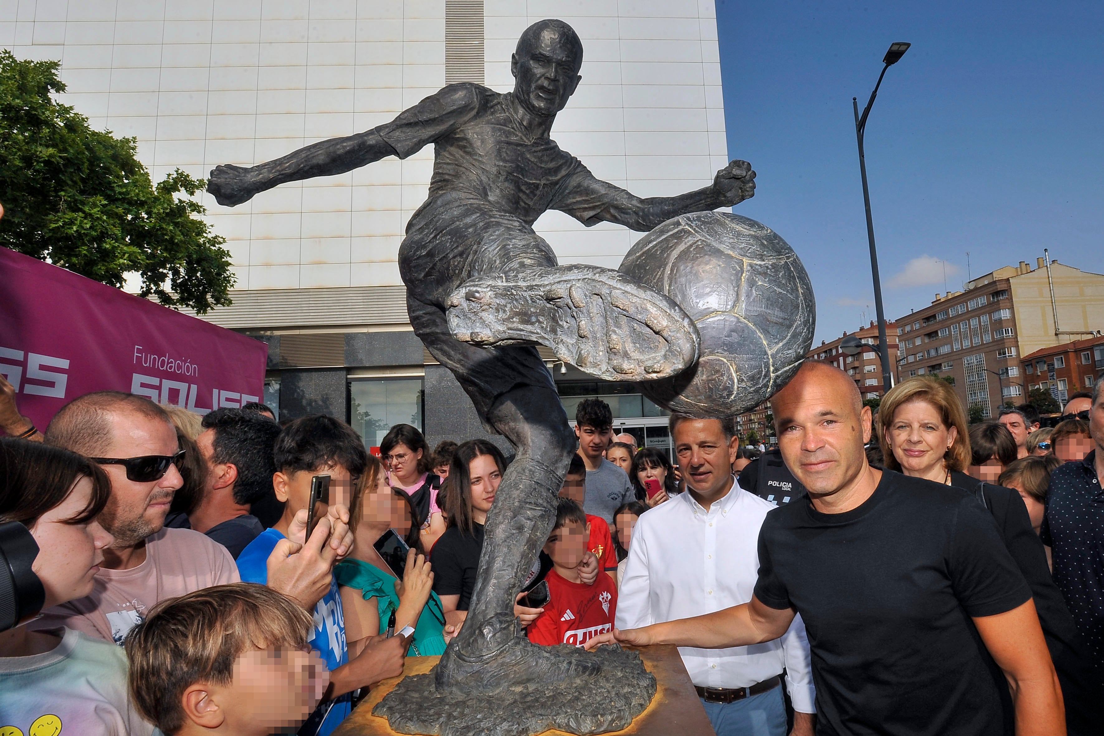 El futbolista Andrés Iniesta visita la escultura en honor al gol que marcó en el Mundial de Sudáfrica 2010